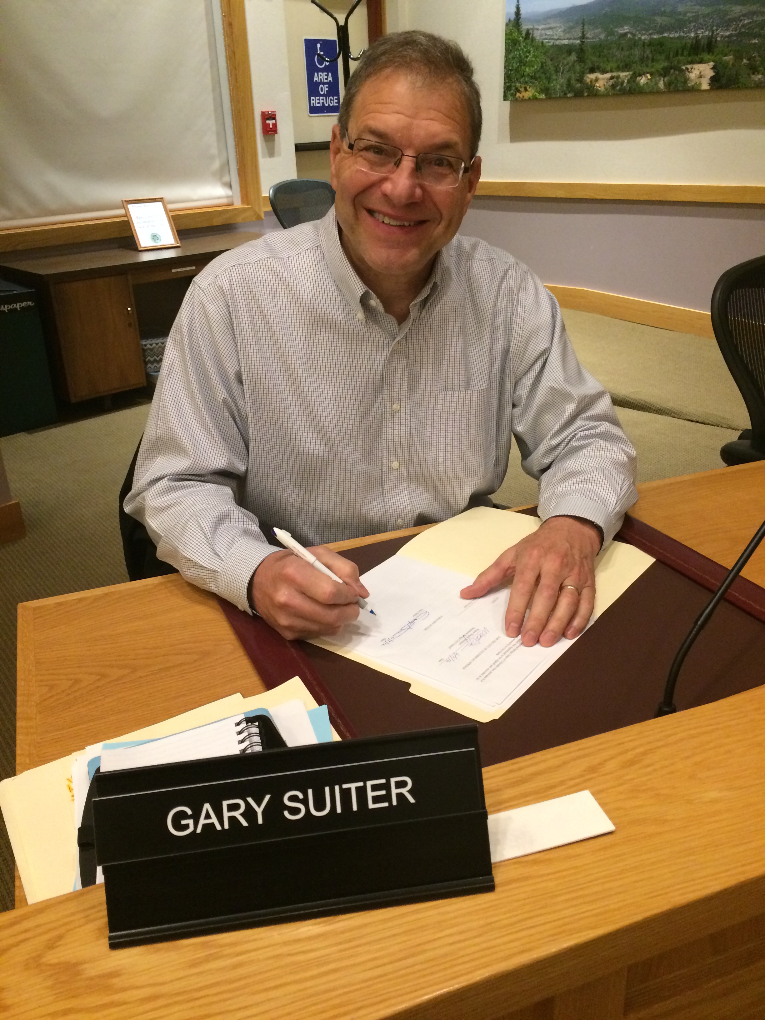 Gary Suiter Signing Contract